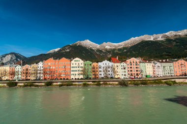 Innsbruck, Tyrol, Avusturya. Güneşli bir günde, 18 Ekim 2021 'de mavi gökyüzü olan renkli evler ve nehir hanı..