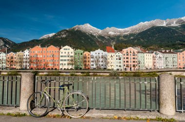 Innsbruck, Tyrol, Avusturya. Güneşli bir günde, 18 Ekim 2021 'de mavi gökyüzü olan renkli evler ve nehir hanı..