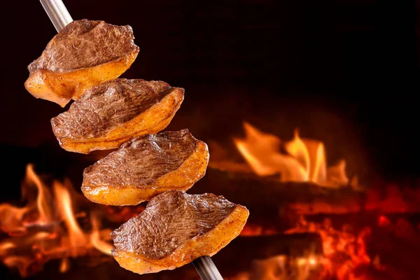 Barbecue Biefstuk Geroosterd Een Spies Kolen Braziliaans Picanha Vlees — Stockfoto