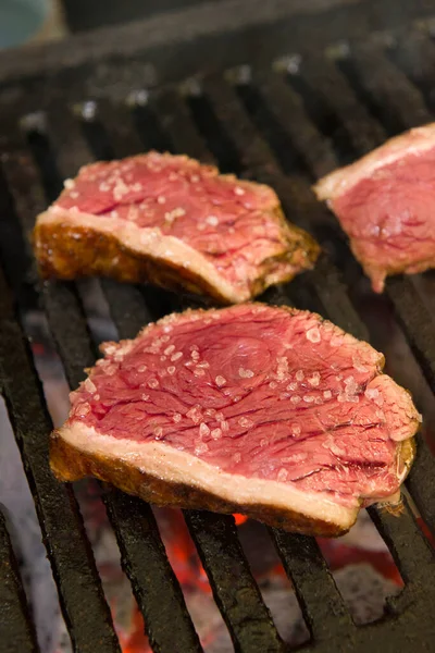 Saus Daging Steak Yang Diiris Dipanggang Atas Batu Bara Bentuk — Stok Foto