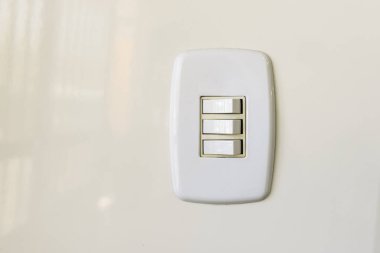 Duvarda beyaz elektrik düğmesi var. Brezilya enerji krizi.