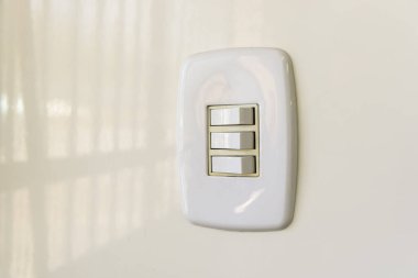 Duvarda beyaz elektrik düğmesi var. Brezilya enerji krizi.