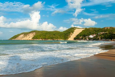 Ponta Negra plajı, Morro do Careca arka planda, öğleden sonra Natal, Rio Grande do Norte, Brezilya 19 Şubat 2008.