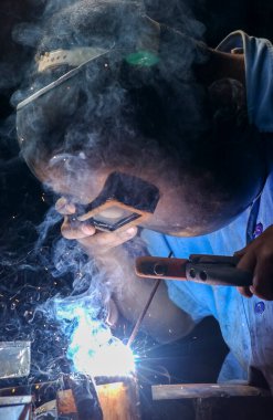 Brezilya endüstrisinde çalışan kaynakçı..