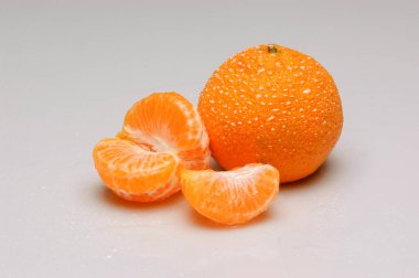Beyaz arka planda mandalina meyvesi. Brezilya tarım sektörü