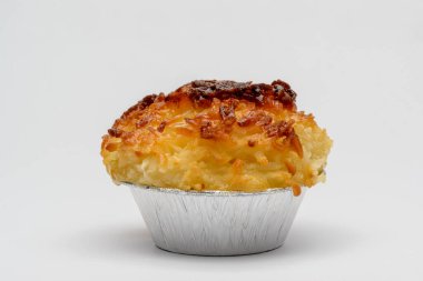 Hindistan cevizi şekeri. Geleneksel Brezilya tatlısı, beyaz arka planda Queijadinha olarak da bilinir..