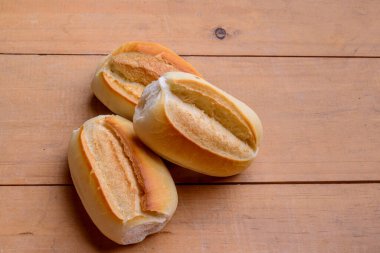 Fransız ekmeği. Brezilya ekmekleri ahşap masada.