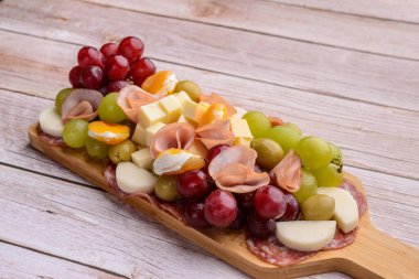 Tahta masadaki soğuk tabakta. Üst görünüm.