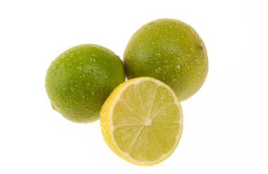 Limonlar beyaz arkaplanda ikiye bölünmüş..