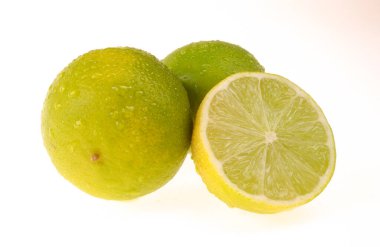 Limonlar beyaz arkaplanda ikiye bölünmüş..