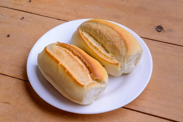 Roti Gulung Perancis Roti Brasil Piring Putih Atas Meja Kayu — Stok Foto