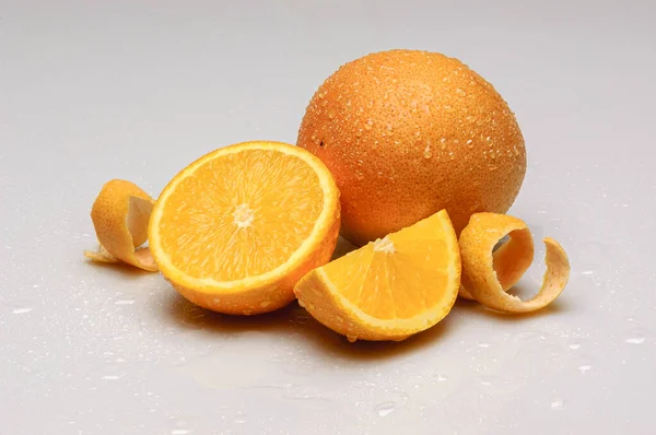 Orangen Halbiert Mit Wassertropfen Isoliert Auf Weißem Hintergrund — Stockfoto