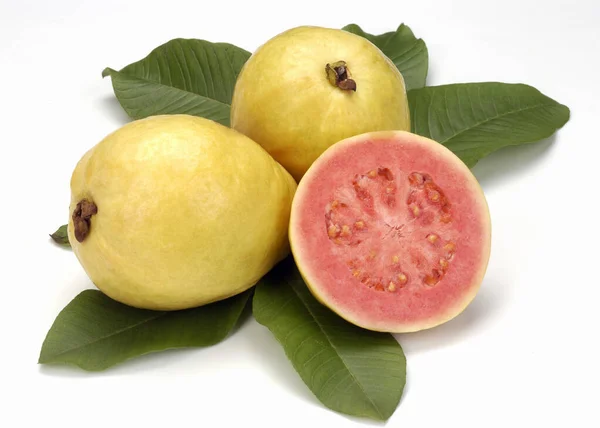 Guavas Χωρίζονται Στη Μέση Και Αφήνει Λευκό Φόντο Τροπικά — Φωτογραφία Αρχείου