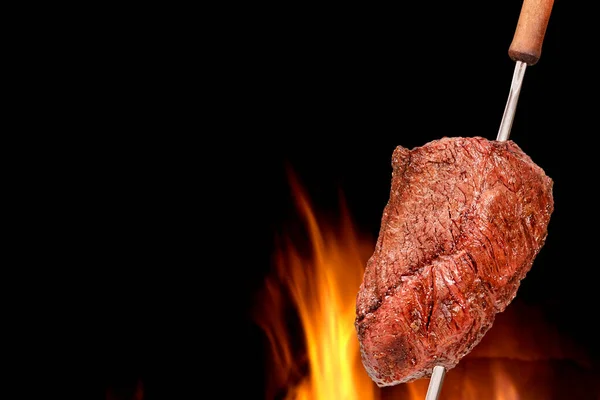 Barbecued Picanha Barbekyu Dengan Api Kabur Latar Belakang Juga Disebut — Stok Foto