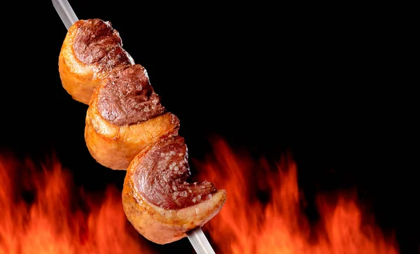 Barbecued Picanha Barbekyu Dengan Api Kabur Latar Belakang Bentuk Barbekyu — Stok Foto