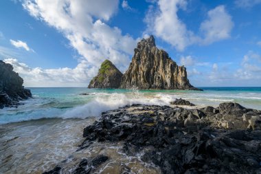 Fernando de Noronha Adası, Porcos Körfezi Sahili ve Dois Irmaos Tepeleri, Pernambuco, Brezilya 14 Aralık 2021.
