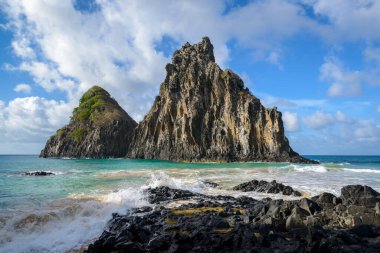 Fernando de Noronha Adası, Porcos Körfezi Sahili ve Dois Irmaos Tepeleri, Pernambuco, Brezilya 14 Aralık 2021.