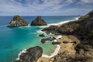 Fernando de Noronha Adası, Porcos Körfezi Sahili ve Dois Irmaos Tepeleri, Pernambuco, Brezilya 16 Aralık 2021.