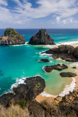 Fernando de Noronha Adası, Porcos Körfezi Sahili ve Dois Irmaos Tepeleri, Pernambuco, Brezilya 16 Aralık 2021.