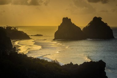 Fernando de Noronha Adası, Pernambuco, Brezilya 13 Aralık 2021. Günbatımı ve tepeler Cacimba do Padre sahilinde iki kardeş