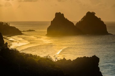 Fernando de Noronha Adası, Pernambuco, Brezilya 13 Aralık 2021. Günbatımı ve tepeler Cacimba do Padre sahilinde iki kardeş