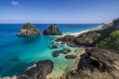 Fernando de Noronha Adası, Porcos Körfezi Sahili ve Dois Irmaos Tepeleri, Pernambuco, Brezilya 14 Aralık 2021.