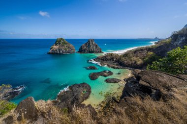 Fernando de Noronha Adası, Porcos Körfezi Sahili ve Dois Irmaos Tepeleri, Pernambuco, Brezilya 14 Aralık 2021.