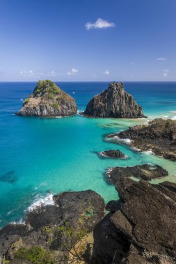 Fernando de Noronha Adası, Porcos Körfezi Sahili ve Dois Irmaos Tepeleri, Pernambuco, Brezilya 14 Aralık 2021.