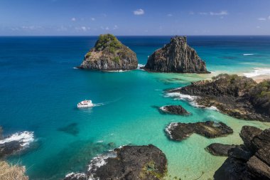 Fernando de Noronha Adası, Porcos Körfezi Sahili ve Dois Irmaos Tepeleri, Pernambuco, Brezilya 14 Aralık 2021.