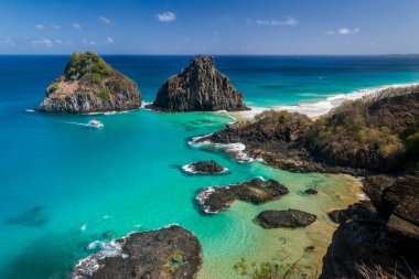 Fernando de Noronha Adası, Porcos Körfezi Sahili ve Dois Irmaos Tepeleri, Pernambuco, Brezilya 14 Aralık 2021.