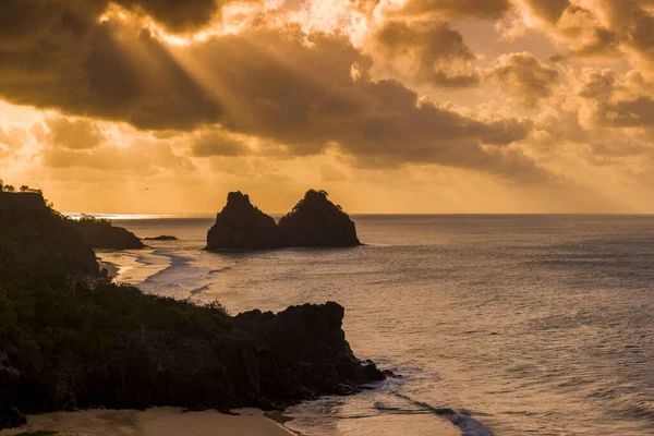 Fernando de Noronha Adası, Pernambuco, Brezilya 13 Aralık 2021. Günbatımı ve tepeler Cacimba do Padre sahilinde iki kardeş