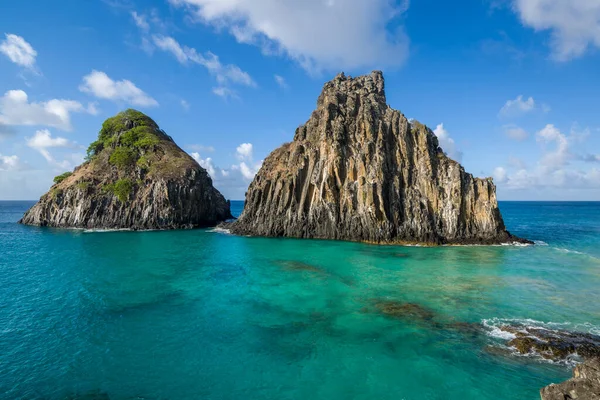 Fernando de Noronha Adası, Porcos Körfezi Sahili ve Dois Irmaos Tepeleri, Pernambuco, Brezilya 14 Aralık 2021.