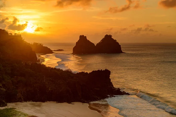 Fernando de Noronha Adası, Pernambuco, Brezilya, 14 Aralık 2021. Günbatımı ve tepeler Cacimba do Padre sahilinde iki kardeş.