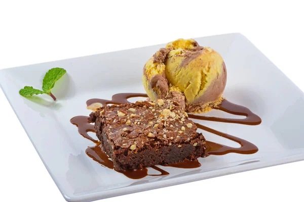 Coklat Brownies Dengan Krim Piring Putih Dessert — Stok Foto