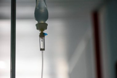 Hastaneden salin damlıyor ve geçmişi bulanık..