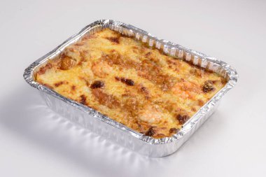 Lazanya teslimatı. Paketlemede karides lazanyası. Beyaz arkaplanda izole edilmiş..