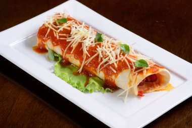 Parmesanlı ve domates soslu krep.
