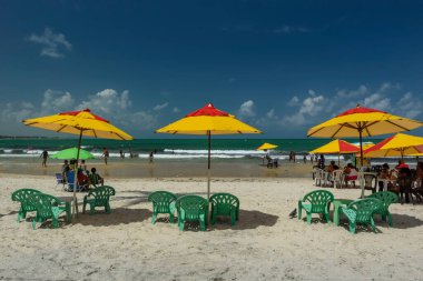 Gaibu Sahili, Cabo de Santo Agostinho, Recife, Pernambuco, Brezilya yakınları, 13 Şubat 2022. Güneşli bir günde şemsiyeler ve insanlar.