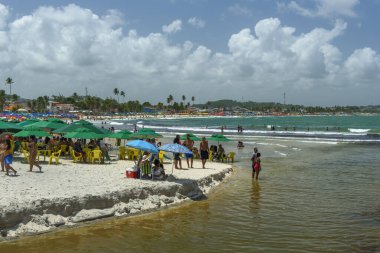 Gaibu Sahili, Cabo de Santo Agostinho, Recife, Pernambuco, Brezilya yakınları, 13 Şubat 2022. Güneşli bir günde şemsiyeler ve insanlar.