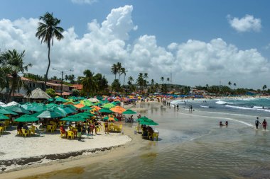 Gaibu Sahili, Cabo de Santo Agostinho, Recife, Pernambuco, Brezilya yakınları, 13 Şubat 2022. Güneşli bir günde şemsiyeler ve insanlar.