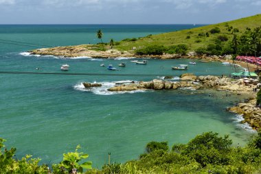 Calhetas Sahili, Recife yakınlarındaki Cabo de Santo Agostinho, Pernambuco, Brezilya 13 Şubat 2022. Kayaları ve tekneleri gösteren güneşli bir gün.
