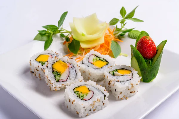 Japońska Mieszanka Żywności Tym Sushi Sashimi Białym Talerzu — Zdjęcie stockowe