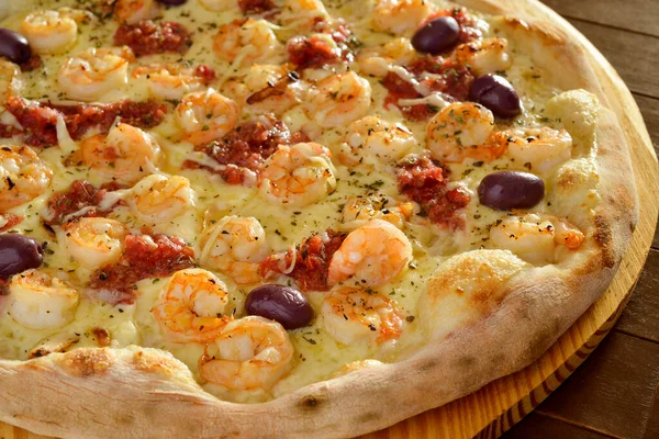 Shrimp Pizza Dengan Zaitun Close Atas Meja Kayu — Stok Foto