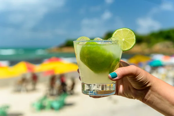Pij Caipirinha Ręczne Trzymanie Napoju Caipirinha Plaży Brazylii Zamazanym Tłem — Zdjęcie stockowe