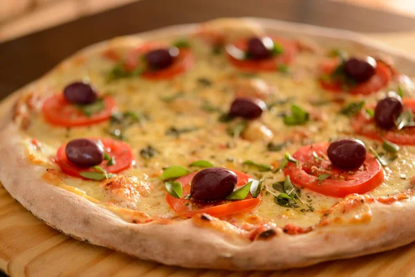 Pizza Margherita Dengan Zaitun Close Pada Sekop Kayu — Stok Foto