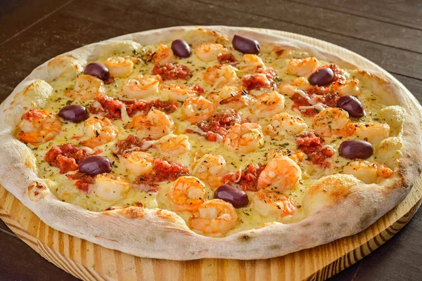 Pizza Shrimp Pizza Dengan Zaitun Sekop Kayu Close — Stok Foto