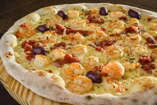 Pizza Shrimp Pizza Dengan Zaitun Sekop Kayu Close — Stok Foto