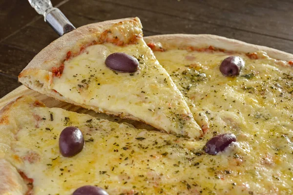 Pizza Pizza Keju Dengan Zaitun Sekop Kayu Close — Stok Foto
