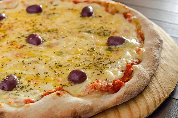 Pizza Pizza Queijo Com Azeitonas Madeira Close — Fotografia de Stock