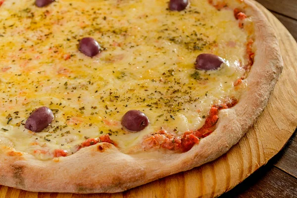 Pizza Pizza Queijo Com Azeitonas Madeira Close — Fotografia de Stock